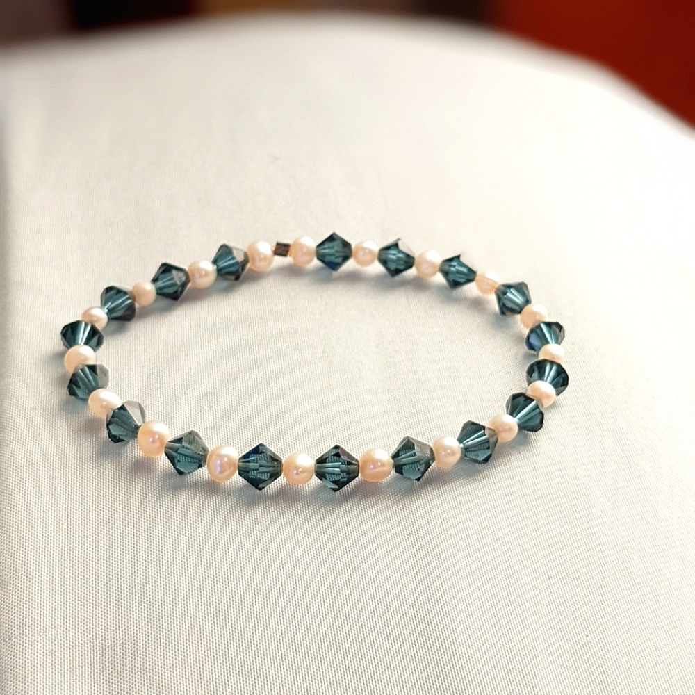 Blue & Pearl colored beaded bracelet elegant,and lightweight brand new w/o tags